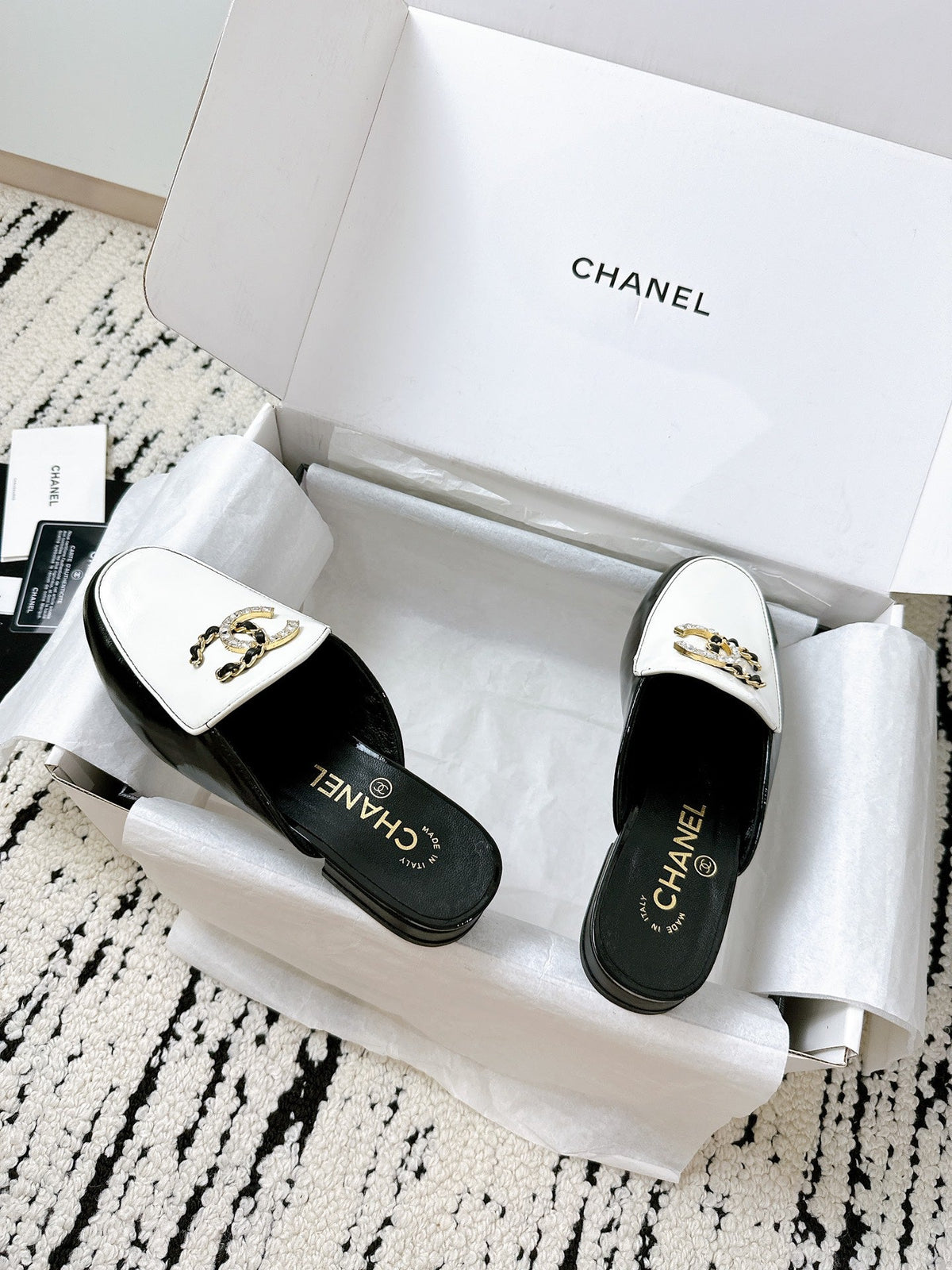 CHANEL FLAT MULE IN WHITE AND BLACK CALFSKIN HARDWARE WITH ROCK MIX CHAIN