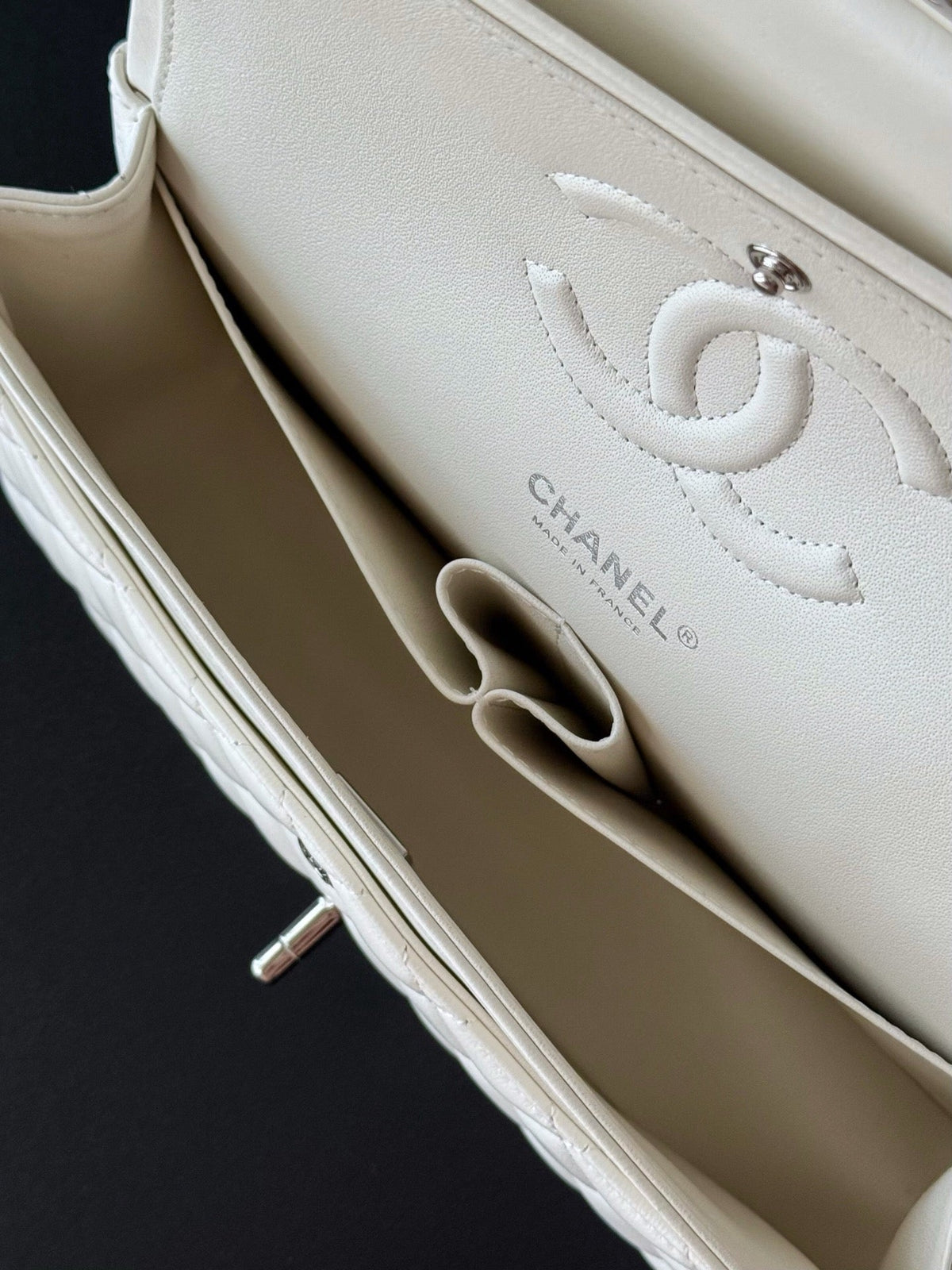 CHANEL 25S CLASSIC FLAP BAG 25 CM IN WHITE LAMBSKIN WITH SILVER HARDWARE
